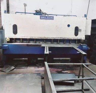 Steel work factory: hydraulic shearing machine